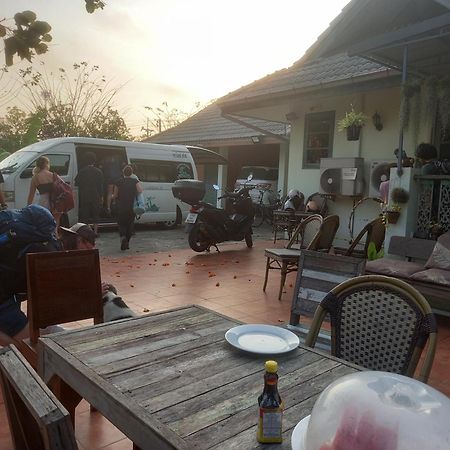 Plus Hostel Ayutthaya Buitenkant foto