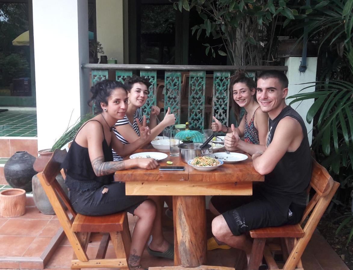 Plus Hostel Ayutthaya Buitenkant foto