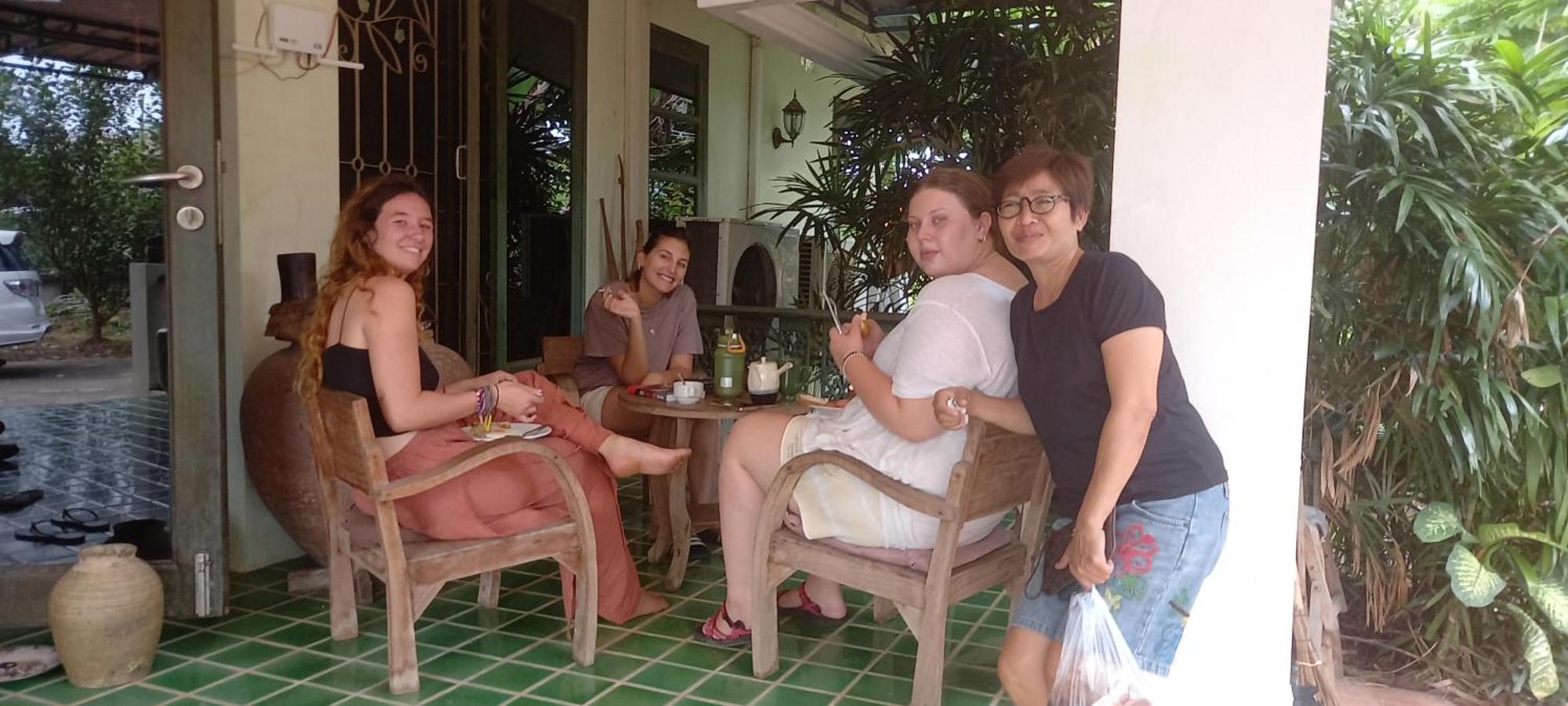 Plus Hostel Ayutthaya Buitenkant foto