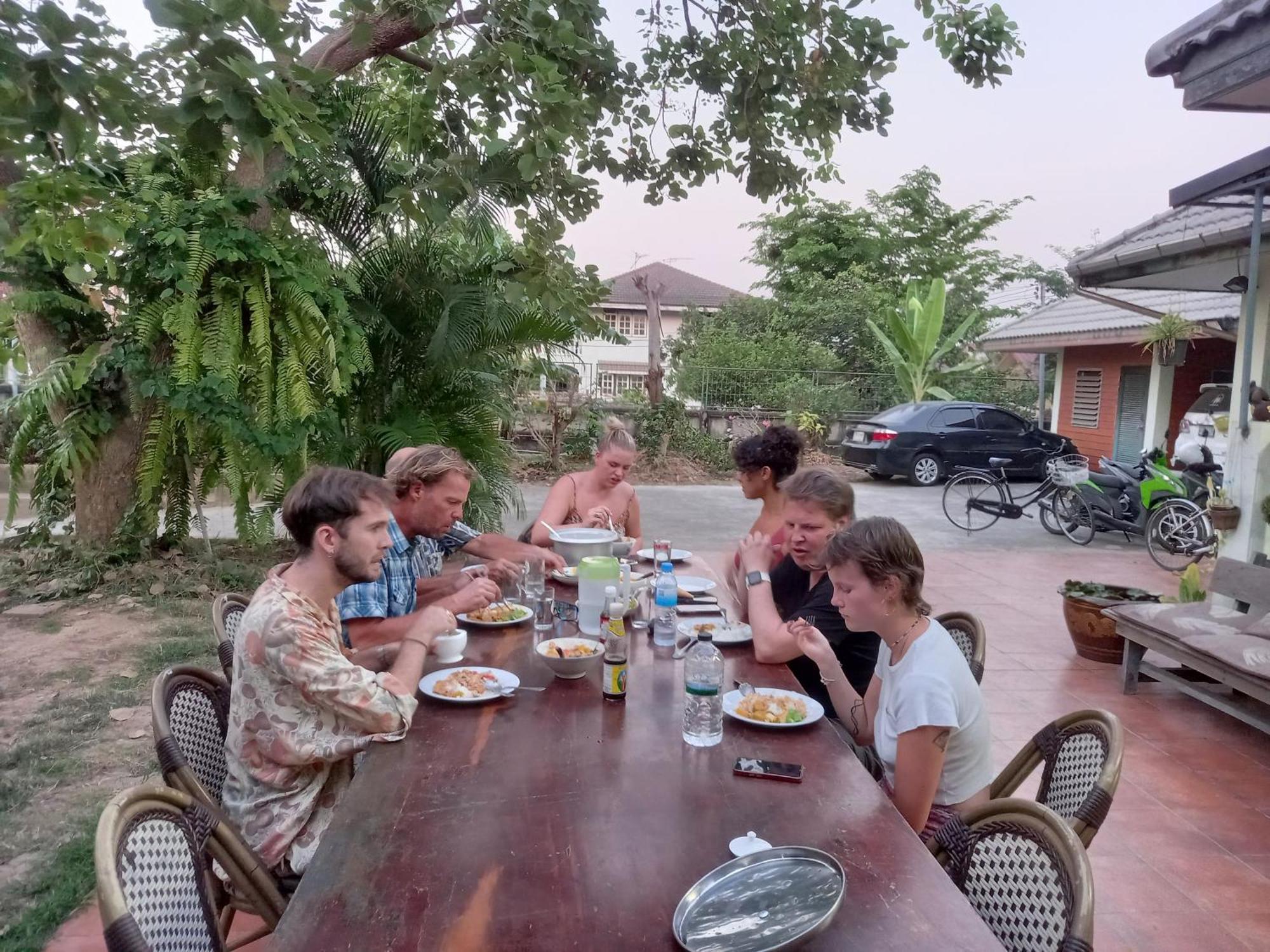 Plus Hostel Ayutthaya Buitenkant foto