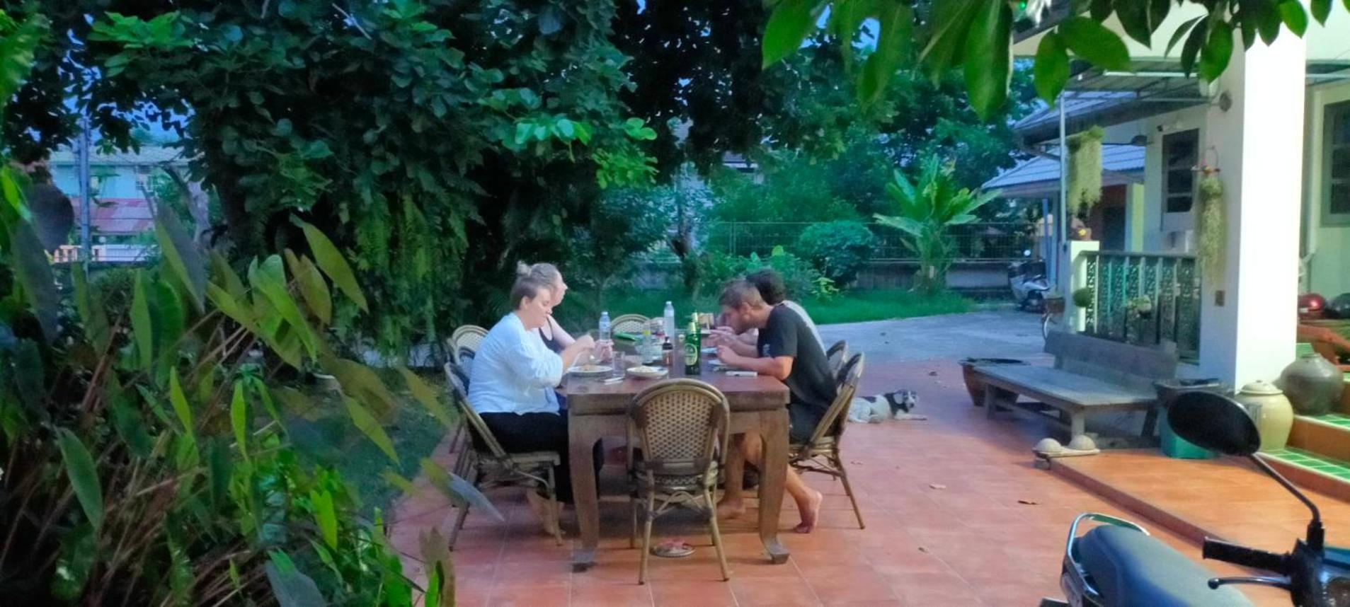 Plus Hostel Ayutthaya Buitenkant foto